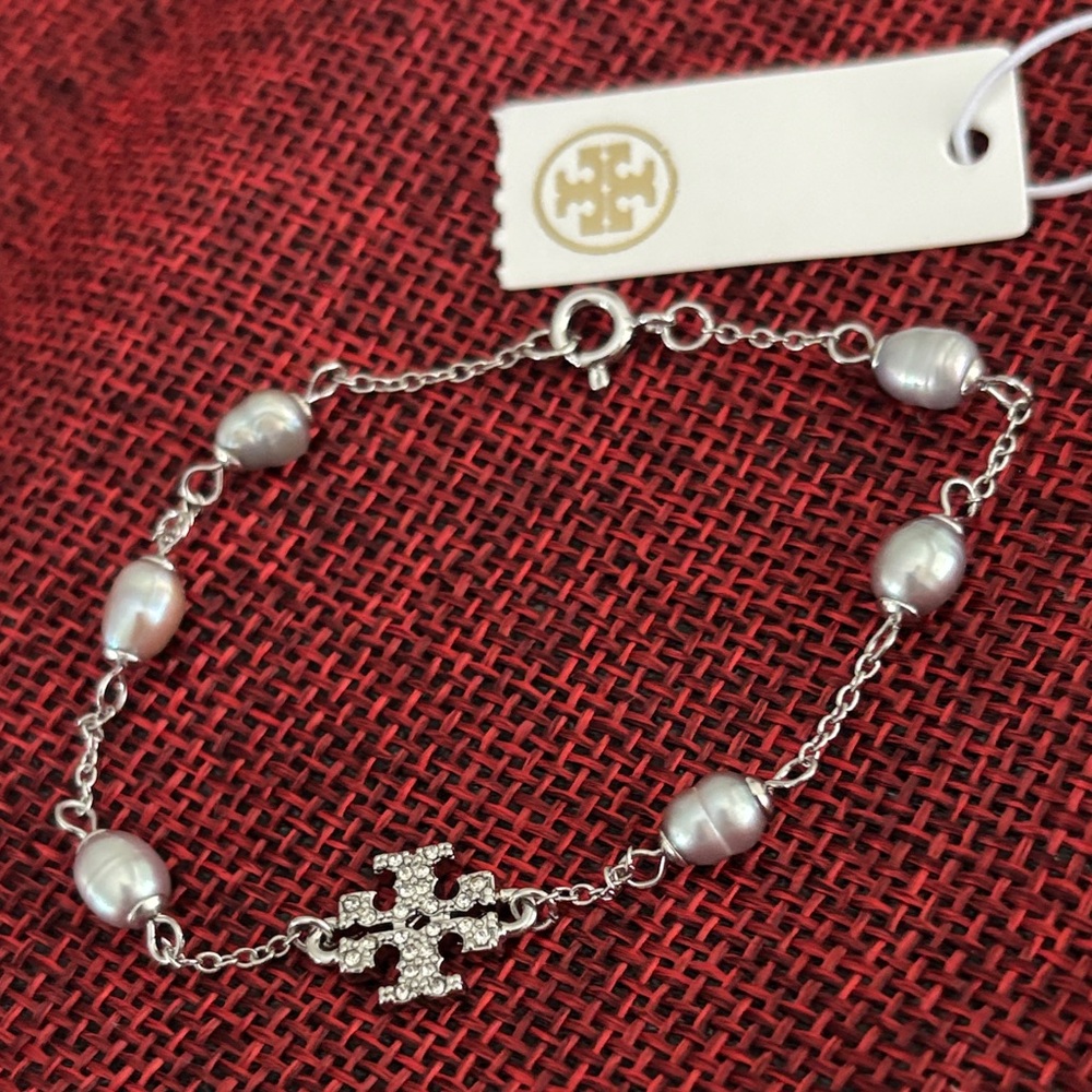 ⚜️⚜️Tory Burch Silver Bracelet with Pearls and Logo Charm⚜️⚜️